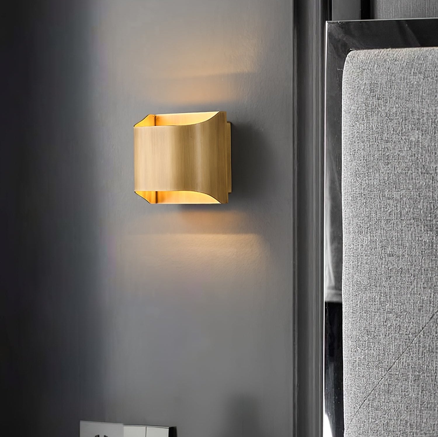 Modern Curved Brass LED Wall Sconce 1-Light Lasson Living