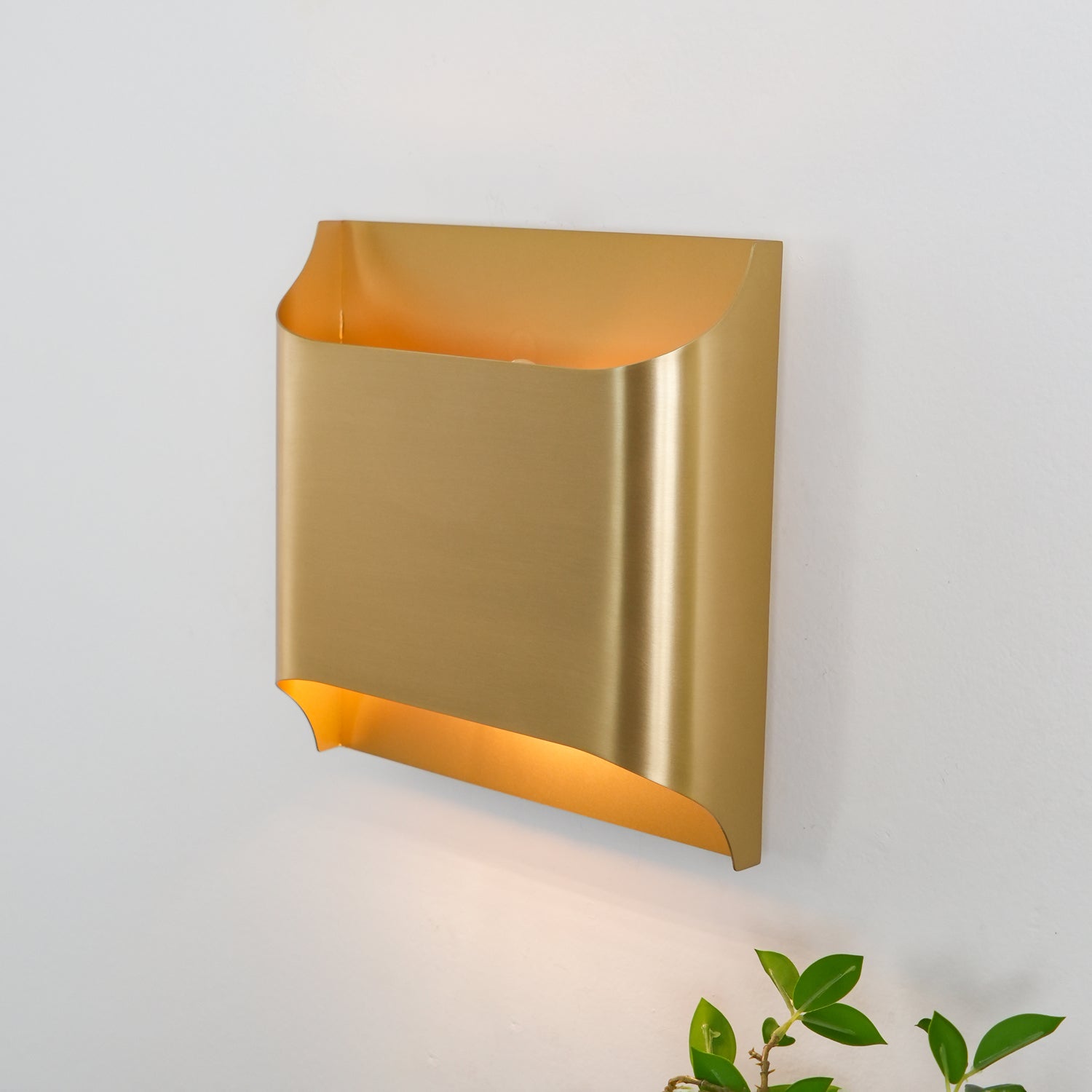 Modern Curved Brass LED Wall Sconce 1-Light Lasson Living