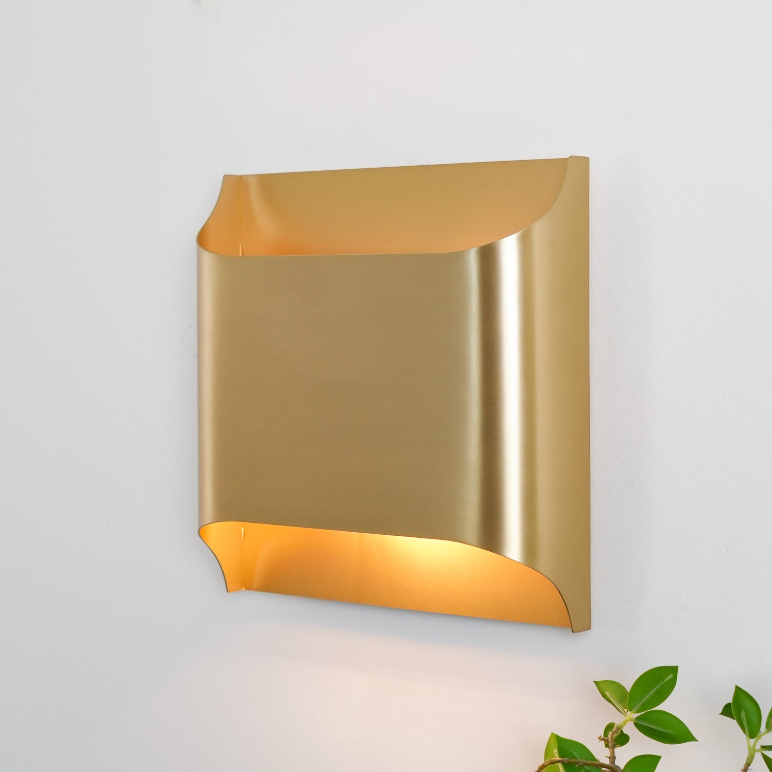 Modern Curved Brass LED Wall Sconce 1-Light Lasson Living