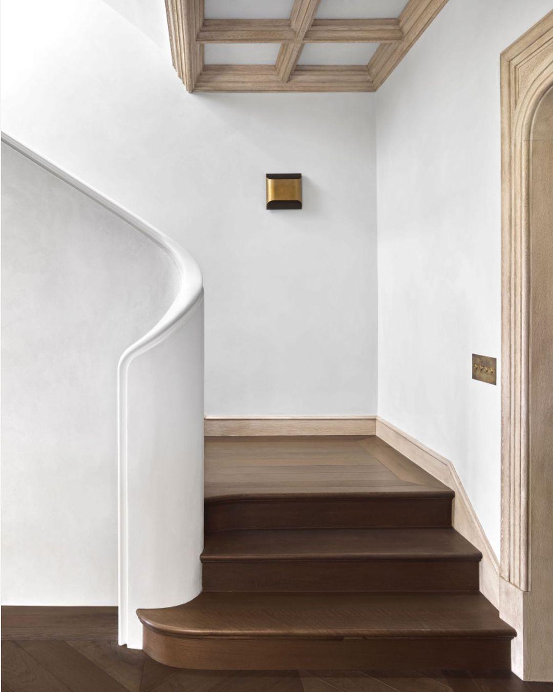 Modern Curved Brass LED Wall Sconce 1-Light Lasson Living