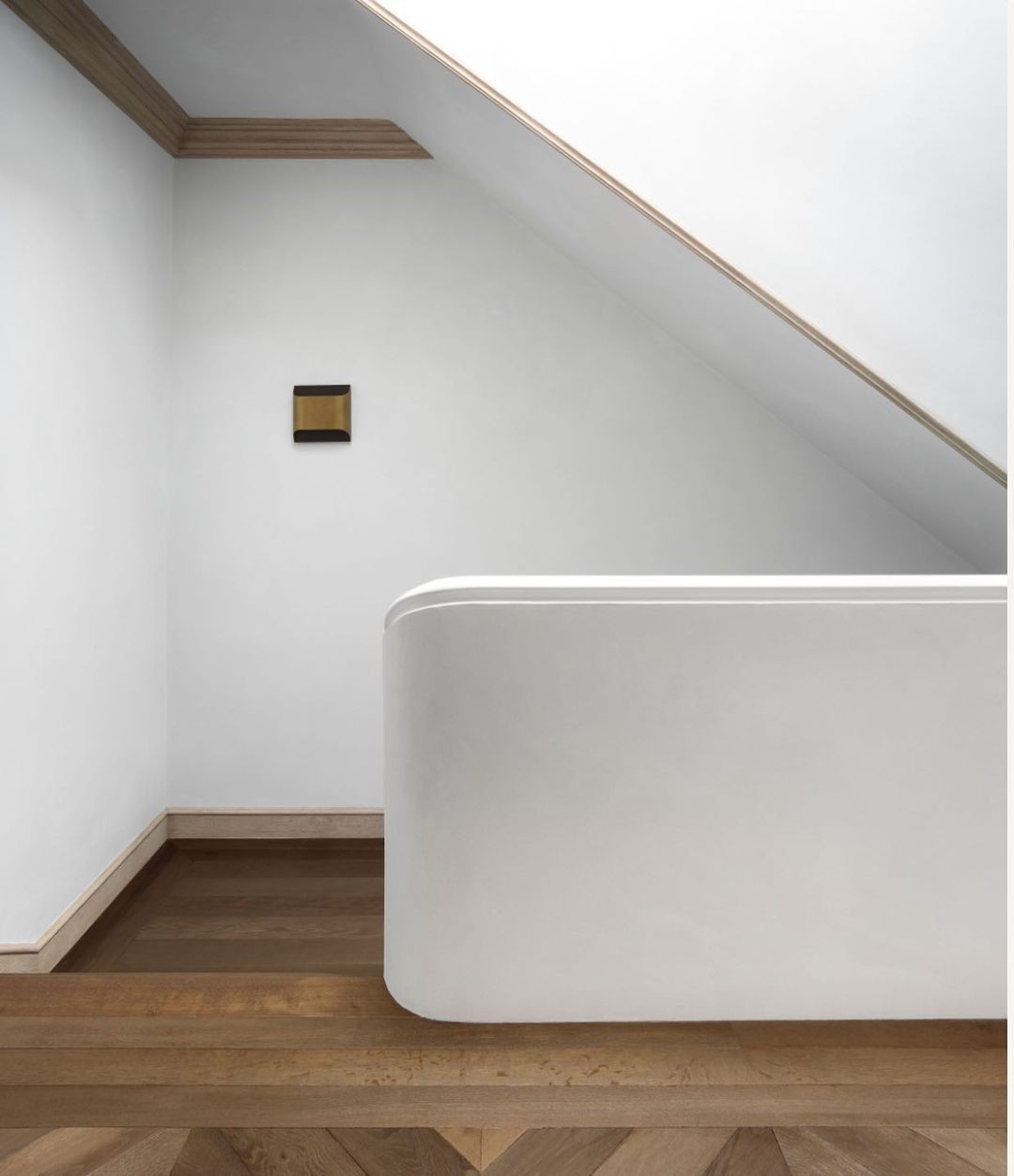 Modern Curved Brass LED Wall Sconce 1-Light Lasson Living