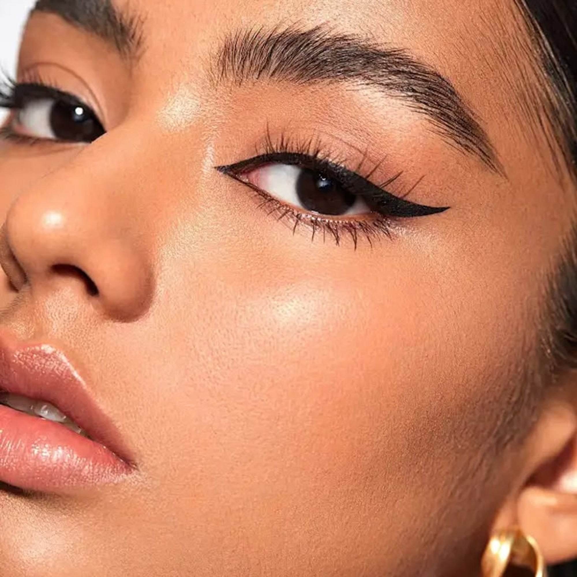 Dual Head Eyeliner For Effortless Cat-Eye Stamping With Fine Tip Pen - Image 4