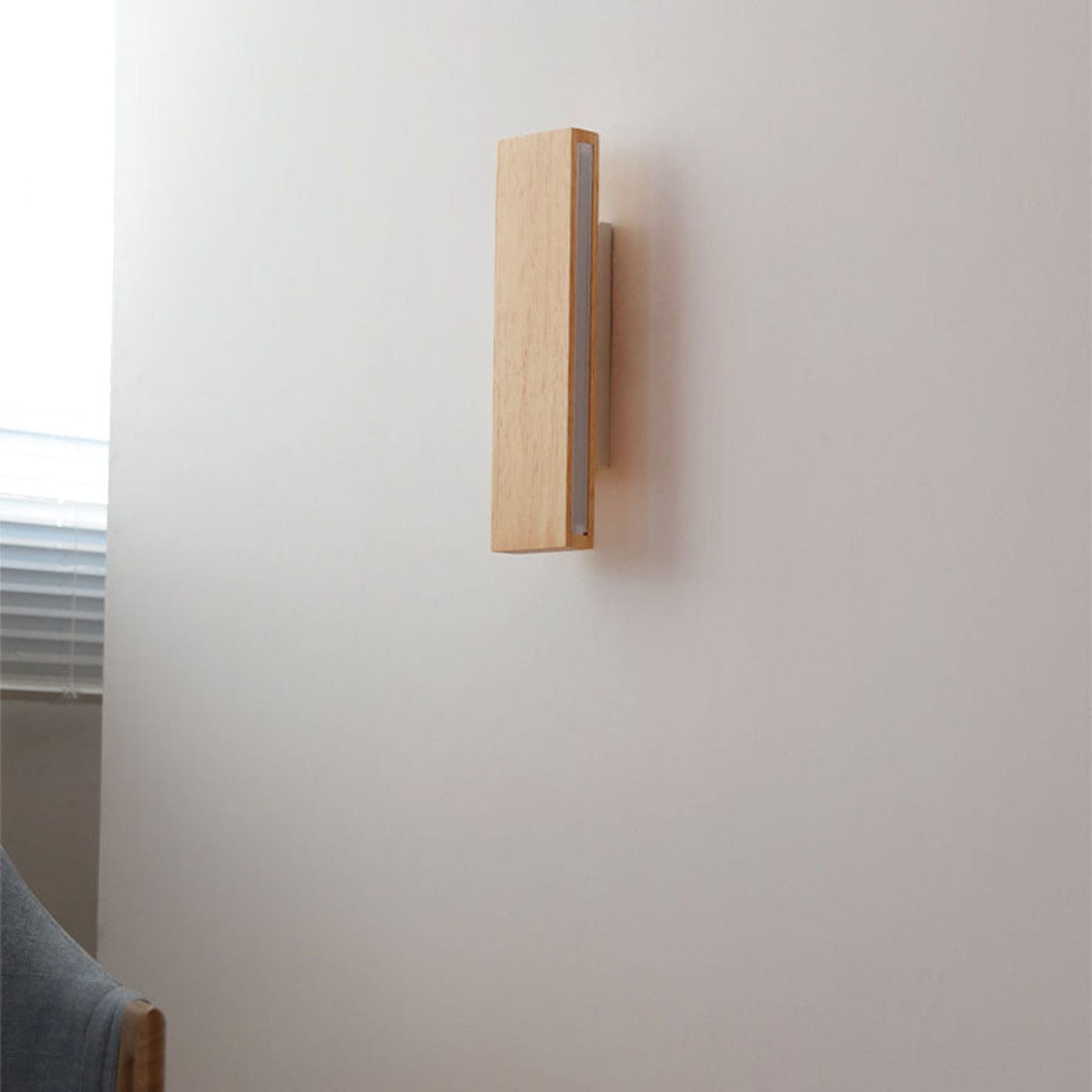 Modern Wood Wall Light With Matte Finish - Image 4