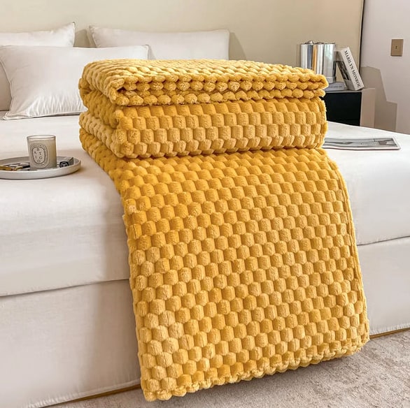 Samtwolke Cozy Velvet Blanket With Ultra-Soft Checkered Pattern - Image 9