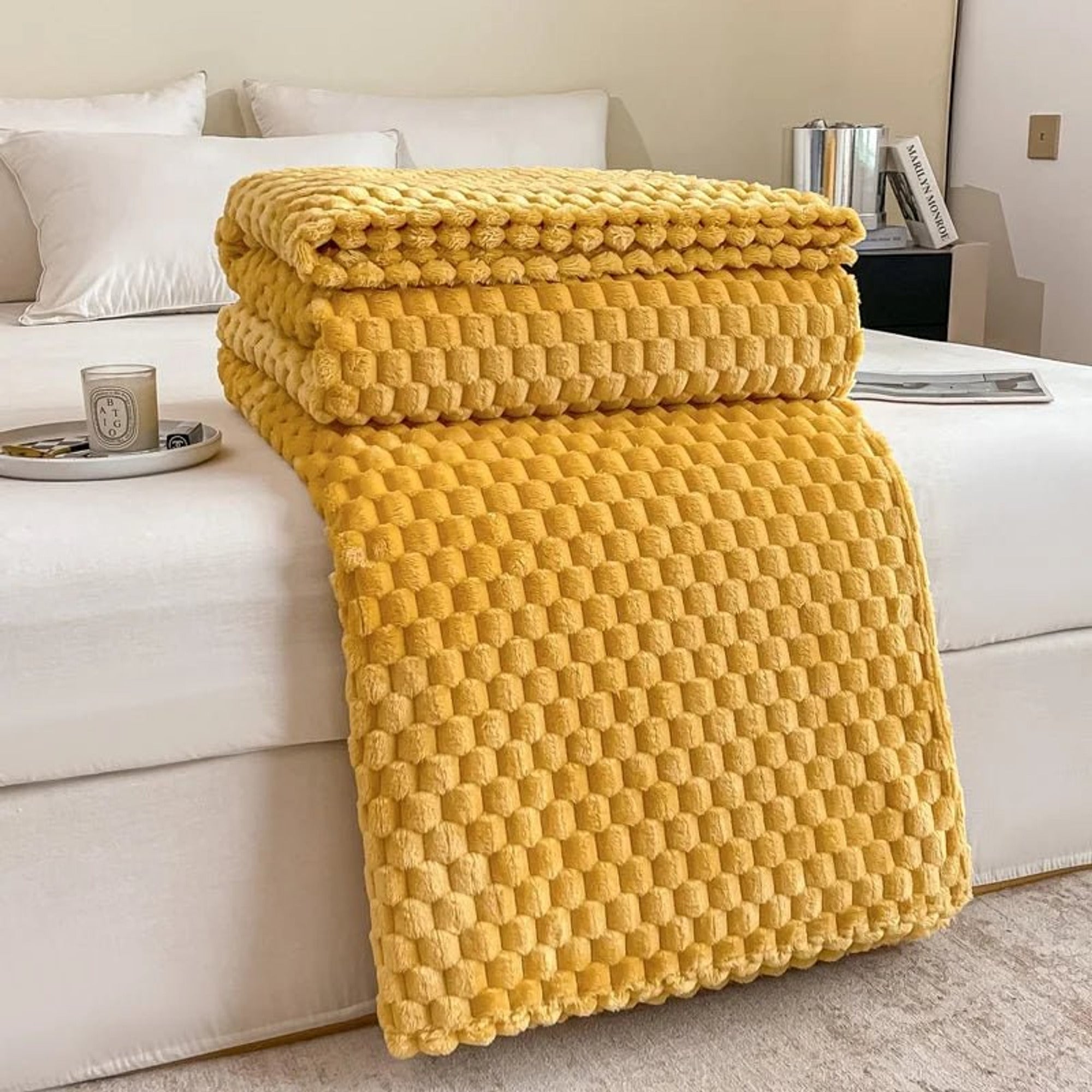 Samtwolke Cozy Velvet Blanket With Ultra-Soft Checkered Pattern - Image 2