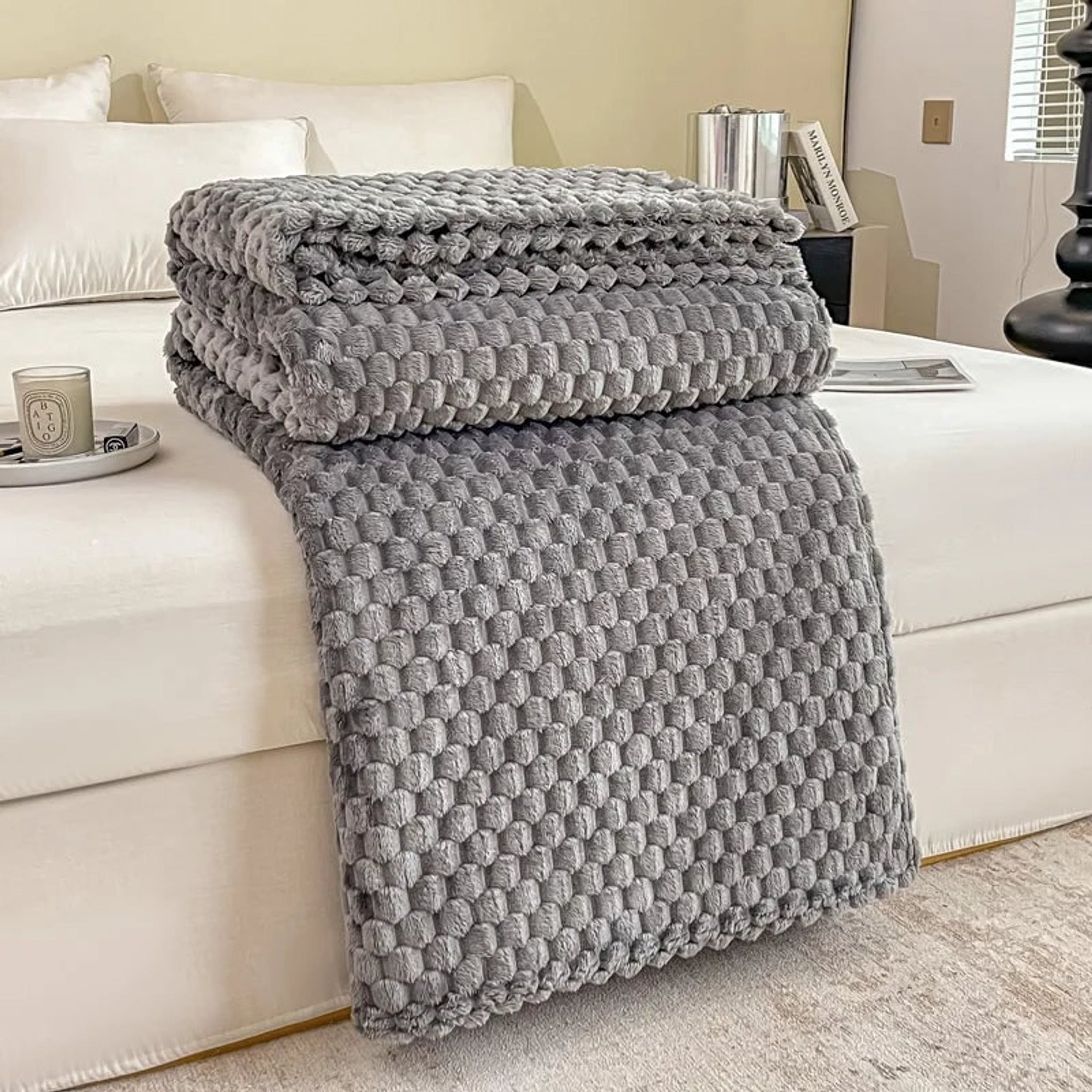 Samtwolke Cozy Velvet Blanket With Ultra-Soft Checkered Pattern - Image 3