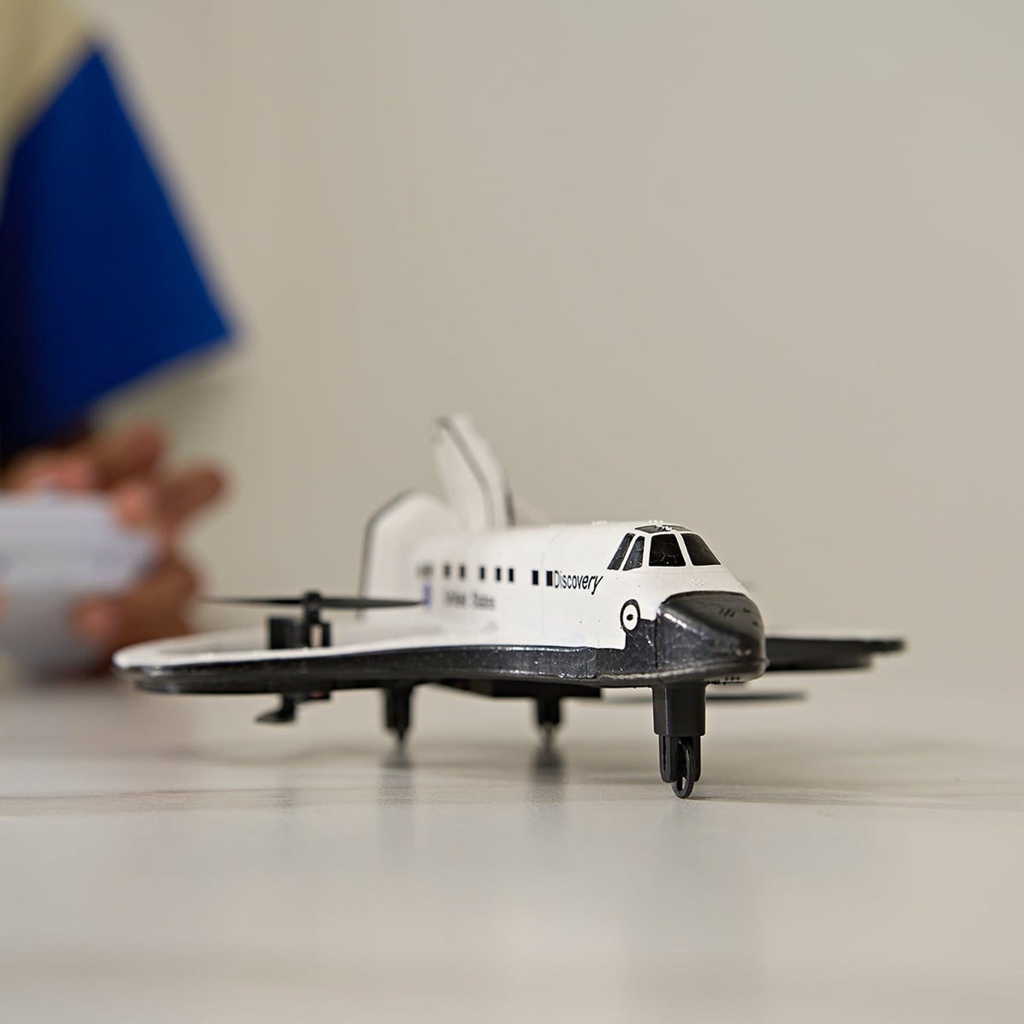 Smithsonian RC Space Shuttle Discovery Drone For Kids Aged 10 And Above - Image 7