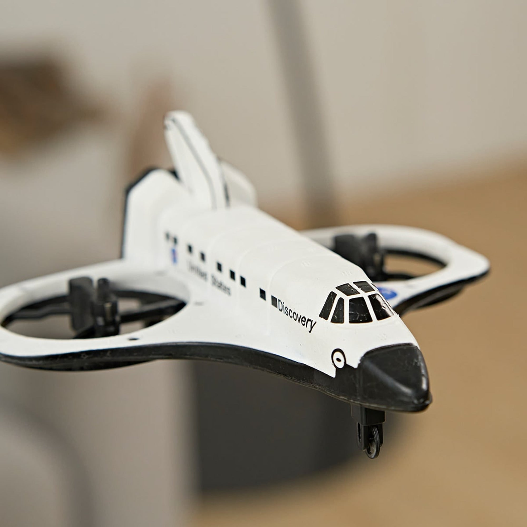 Smithsonian RC Space Shuttle Discovery Drone For Kids Aged 10 And Above - Image 2
