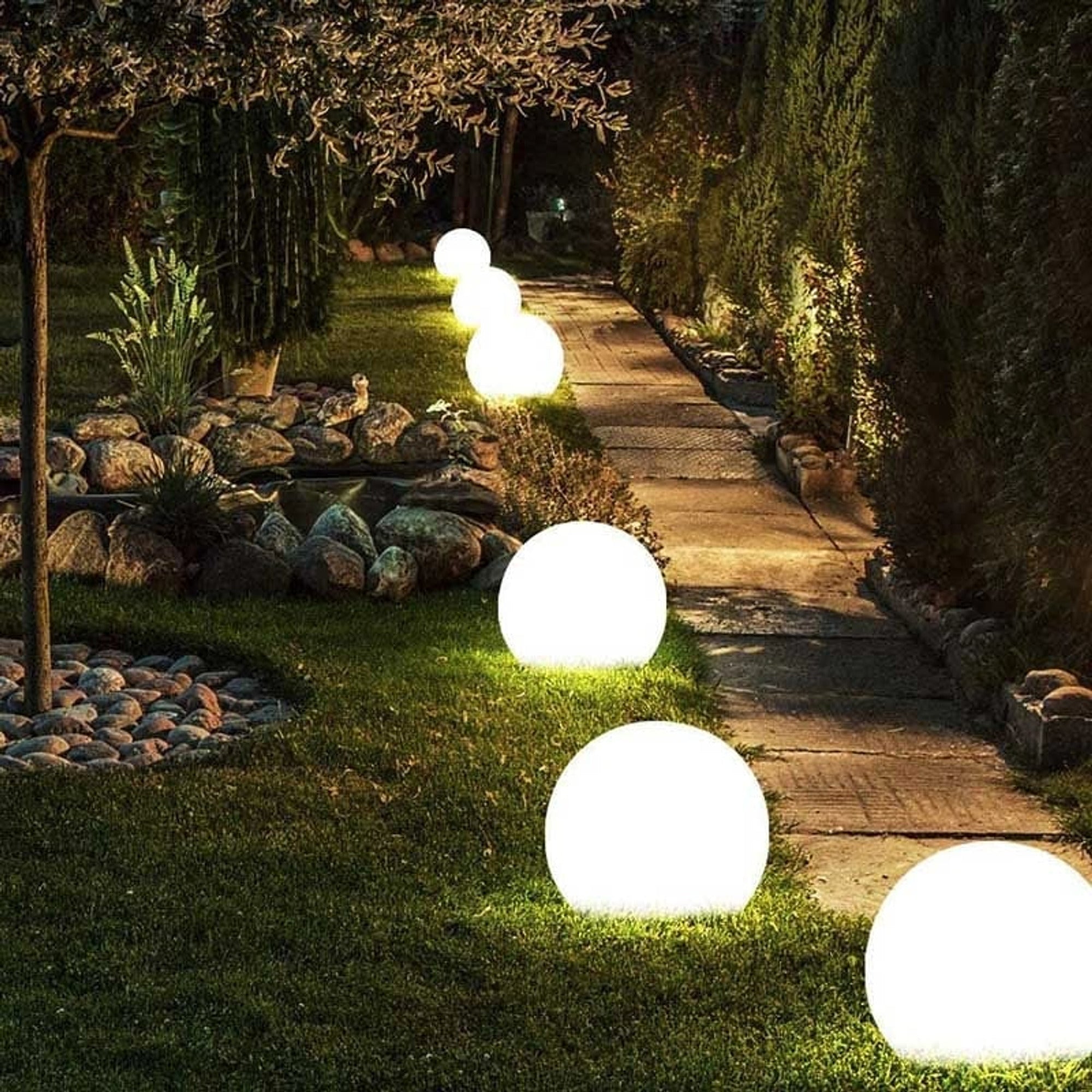 Spherical Garden Light With Remote Control And 16 Colors For Outdoor Decor - Image 9